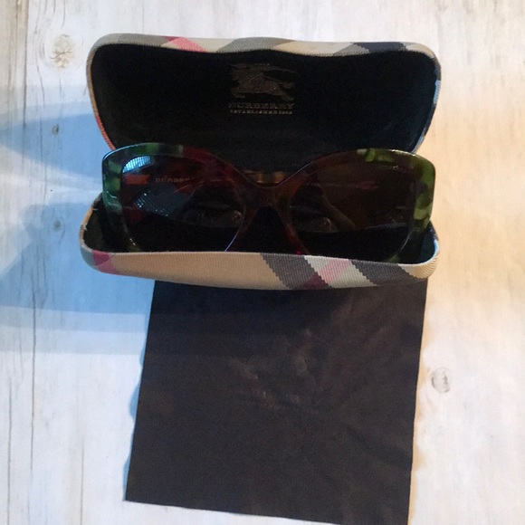 Burberry Buckle Detail Oversize Square Sunglasses - Picture 14 of 16